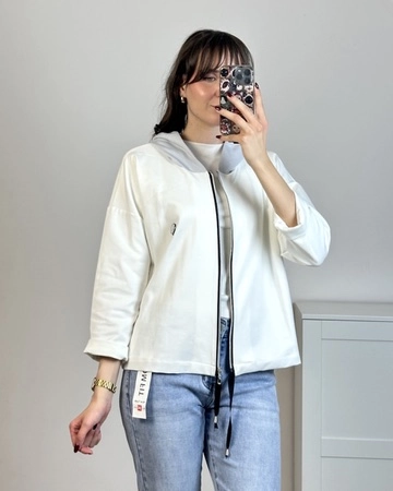 bluza damska zapinana na suwak z szarym kapturem prosty fason casual na co dzień jasna bluza damska z kapturem szarym zapinana na zamek minimalistyczny krój wygodna