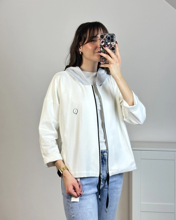 bluza damska zip z szarym kapturem klasyczny krój codzienna stylizacja lekka bluza damska zapinana z kapturem szary detal uniwersalna i wygodna