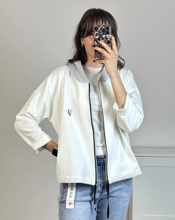 bluza casual damska jasna z kontrastowym szarym kapturem wygodna stylizacja