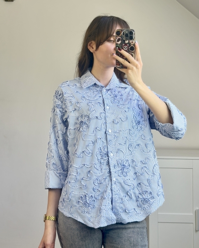 Koszula damska z dekoracyjnym haftem Koszula z fakturowanej tkaniny damska