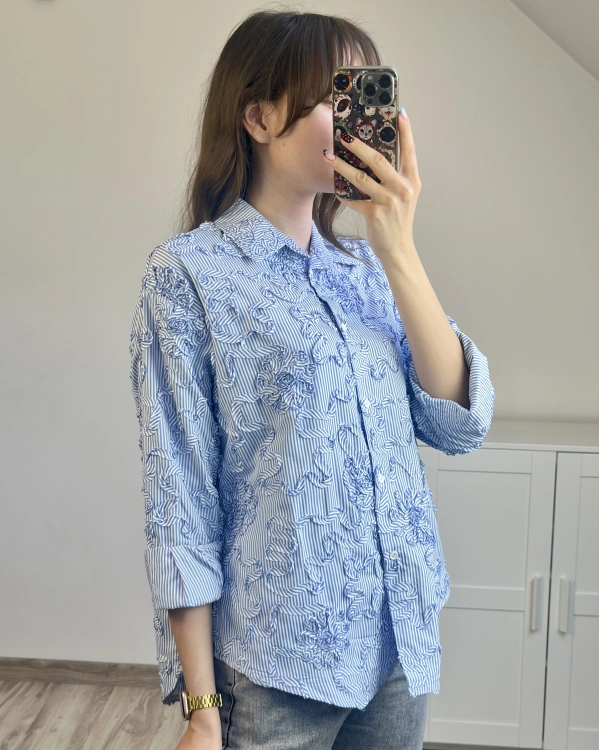 Kobieca koszula z haftowanymi kwiatami Koszula damska do jeansów i eleganckich stylizacji