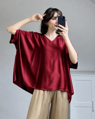satynowa bluzka oversize bordowa z dekoltem V z wiskozy elegancka kobieca bluzka