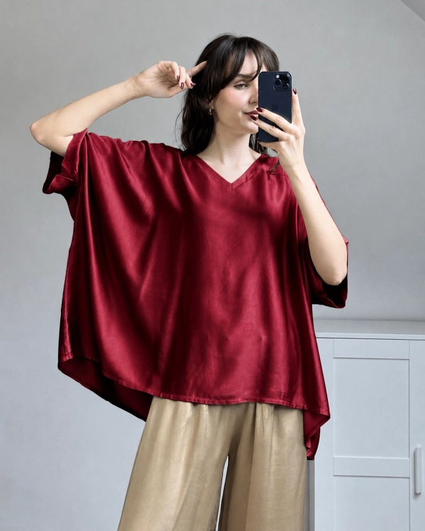 satynowa bluzka oversize bordowa z dekoltem V z wiskozy elegancka kobieca bluzka
