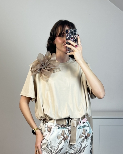 Bawełniany t-shirt brązowy z odpinaną broszką