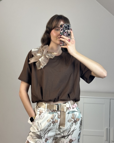 Brązowy t-shirt bawełniany z broszką Luźny t-shirt damski z odpinaną ozdobą
