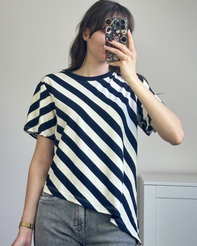 Luźna koszulka damska w paski do codziennych stylizacji T-shirt damski oversize w granatowe i ecru pasy
