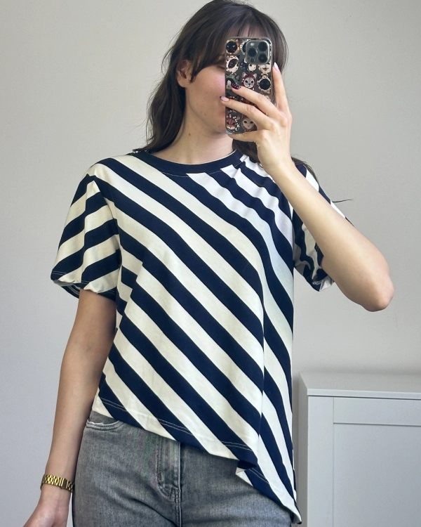 Luźna koszulka damska w paski do codziennych stylizacji T-shirt damski oversize w granatowe i ecru pasy