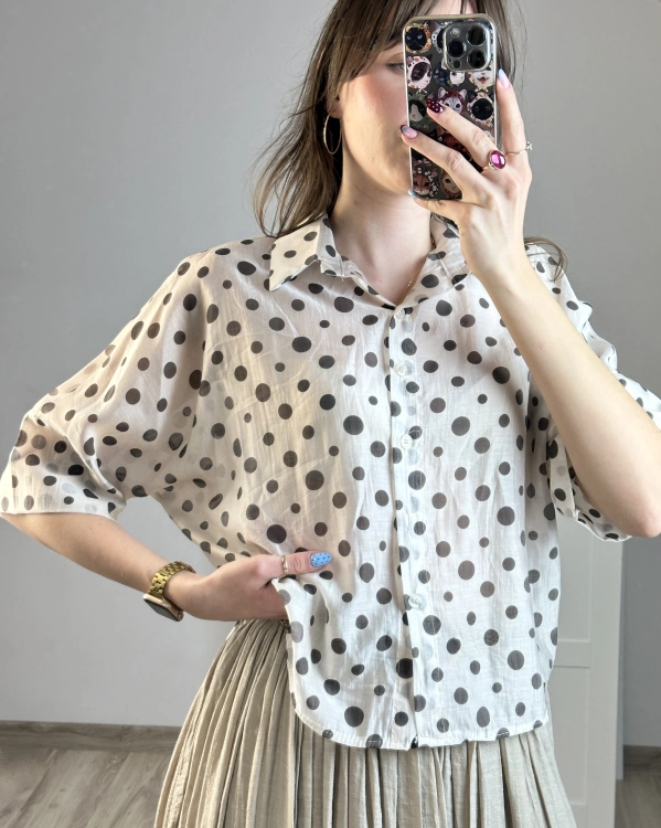 Luźna koszula damska w grochy z miękkiego materiału Elegancka koszula damska z krótkim rękawem