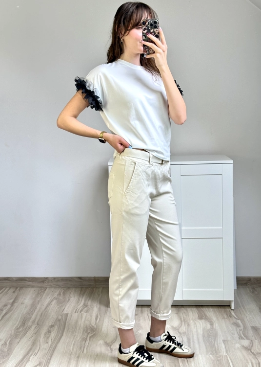 Bawełniane spodnie damskie beżowe do eleganckich stylizacji Wygodne beżowe spodnie z podwiniętą nogawką