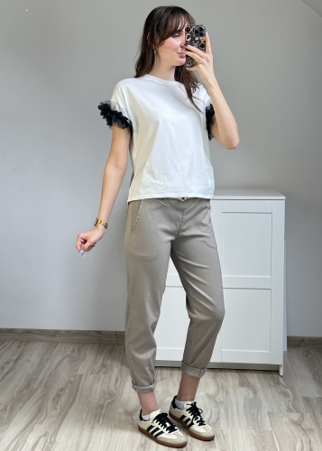 Spodnie damskie fango z paskiem – elegancki casual na każdą okazję Bawełniane spodnie fango o prostym kroju i wygodnym fasonie