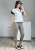 Spodnie damskie fango z paskiem – elegancki casual na każdą okazję Bawełniane spodnie fango o prostym kroju i wygodnym fasonie
