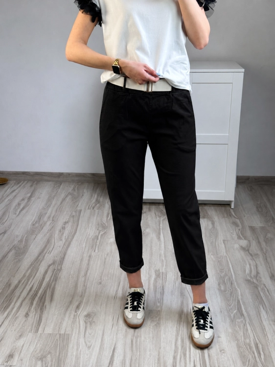Czarne spodnie damskie z paskiem – klasyczny model do wielu stylizacji Eleganckie czarne spodnie o prostym kroju z kieszeniami
