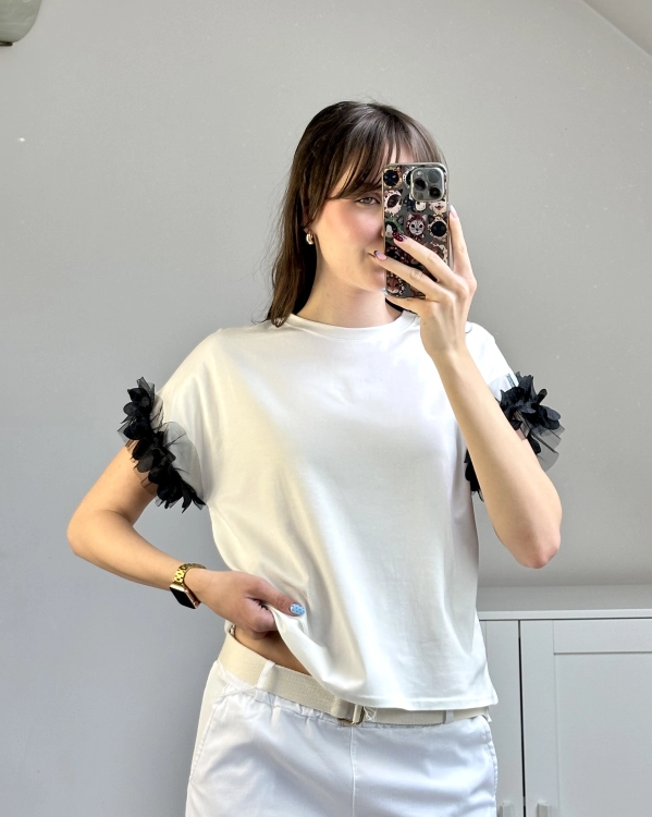 Stylowy T-shirt z tiulowymi kwiatami przy rękawach Biały T-shirt damski z ozdobnymi tiulowymi rękawami
