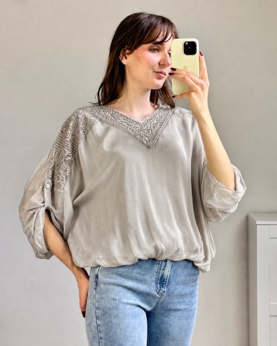 Jedwabna bluzka z gumką na dole w kolorze fango – elegancka damska bluzka z koronką