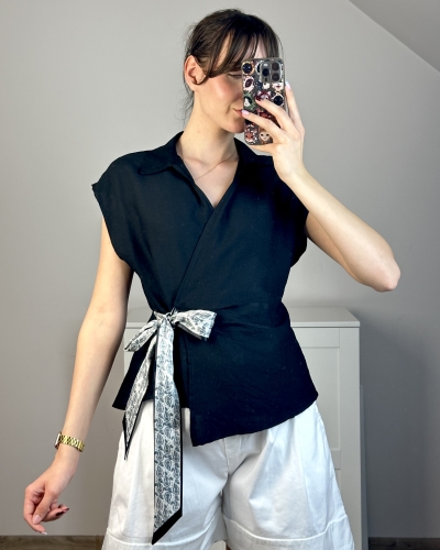 Czarna bluzka kopertowa z wiskozy z apaszką w talii Elegancka czarna bluzka kopertowa damska