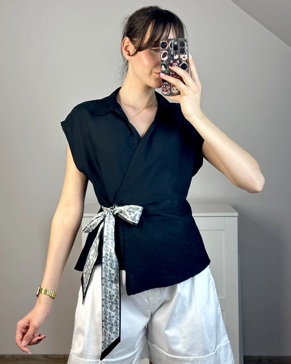 Czarna bluzka kopertowa z wiskozy z apaszką w talii Elegancka czarna bluzka kopertowa damska