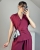 Bordowa bluzka kopertowa z wiskozy z apaszką w talii Elegancka bordowa bluzka kopertowa damska