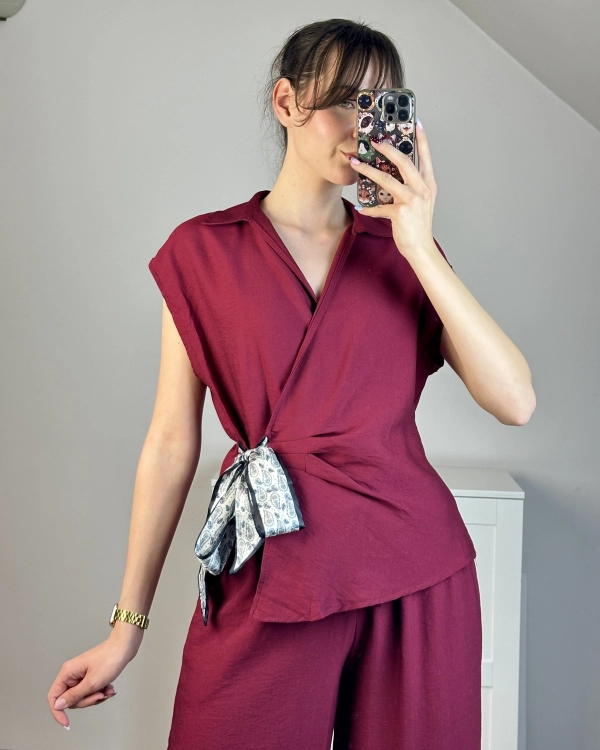 Bordowa bluzka kopertowa z wiskozy z apaszką w talii Elegancka bordowa bluzka kopertowa damska