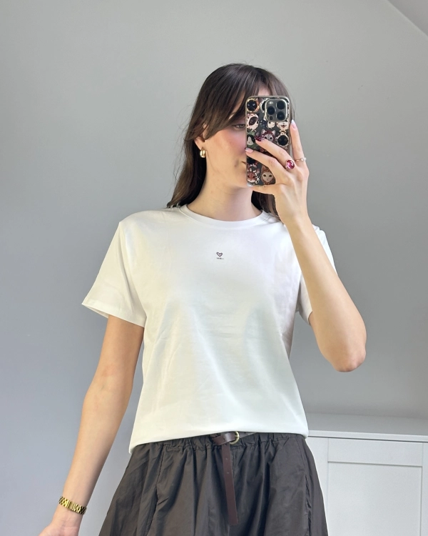 Biały bawełniany tshirt z minimalistycznym serduszkiem baza do stylizacji