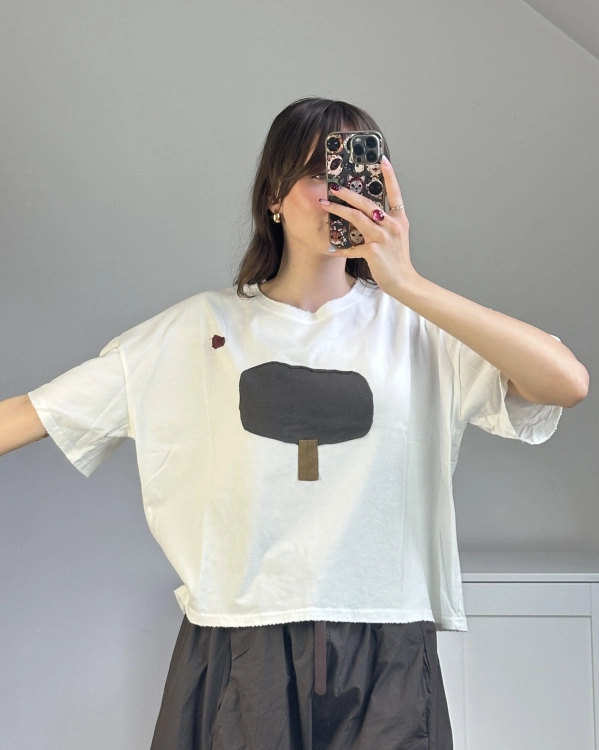 Bawełniana koszulka damska z aplikacją drzewa na przodzie Biały T-shirt damski z dekoracyjną naszywką w kształcie drzewa