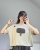 Beżowy bawełniany T-shirt damski z naszywaną aplikacją drzewa Damski biały T-shirt z ozdobnym drzewem wykonanym z tkaniny