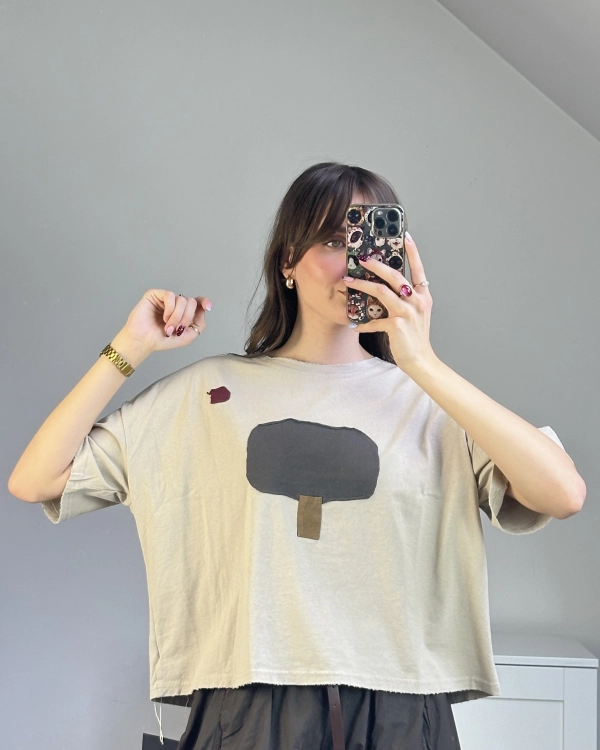 Beżowy bawełniany T-shirt damski z naszywaną aplikacją drzewa Damski biały T-shirt z ozdobnym drzewem wykonanym z tkaniny