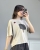 Bawełniana koszulka damska z aplikacją drzewa na przodzie Beżowy T-shirt damski z dekoracyjną naszywką w kształcie drzewa