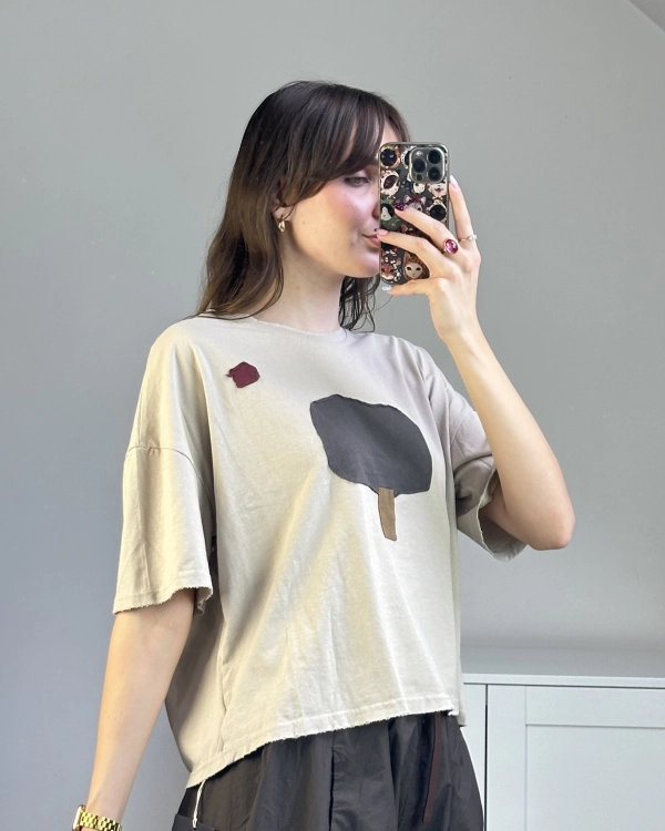 Bawełniana koszulka damska z aplikacją drzewa na przodzie Beżowy T-shirt damski z dekoracyjną naszywką w kształcie drzewa
