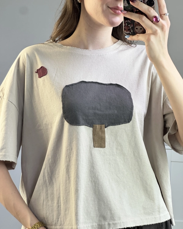 Lekki bawełniany T-shirt z materiałową aplikacją drzewa Casualowy beżowy T-shirt damski z oryginalnym motywem drzewa