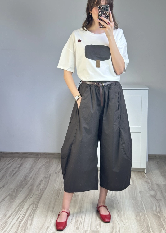 Czekoladowe spodnie culotte do codziennych stylizacji Spodnie damskie z paskiem i luźnym fasonem culotte