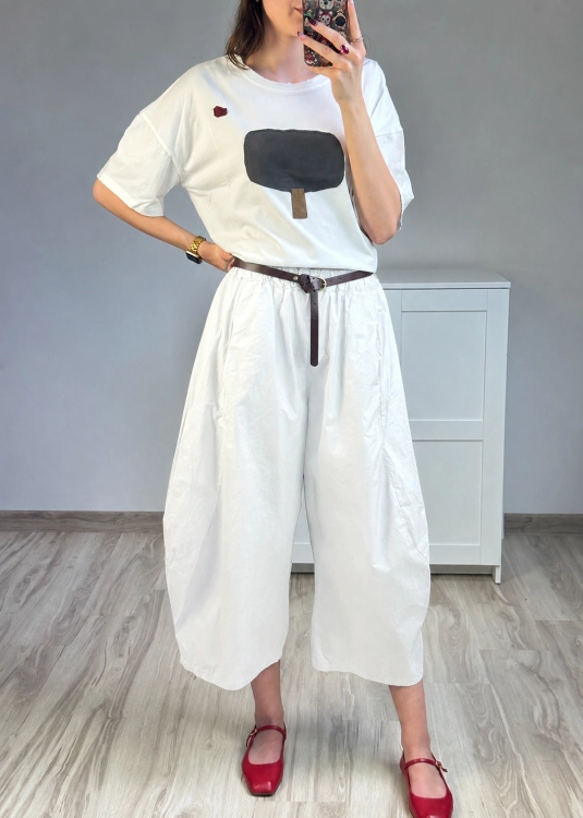 Modne spodnie culotte z kieszeniami i paskiem białe Eleganckie spodnie damskie culotte z szerokimi nogawkami