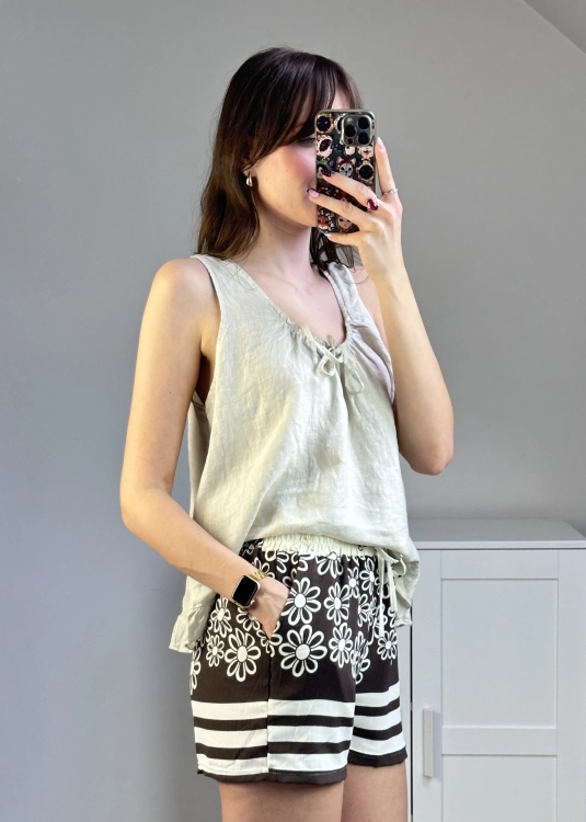 Letnie szorty damskie z wiskozy w stylu boho. Wygodne spodenki damskie z gumką w pasie i kwiatowym motywem.