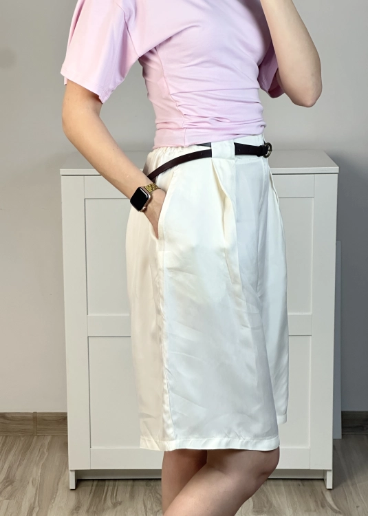 Stylowe kremowe szorty bermudy z szeroką nogawką. Modne bermudy z cupro w eleganckim fasonie.