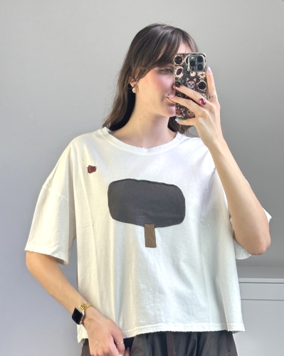 Biały bawełniany T-shirt damski z naszywaną aplikacją drzewa Damski biały T-shirt z ozdobnym drzewem wykonanym z tkaniny