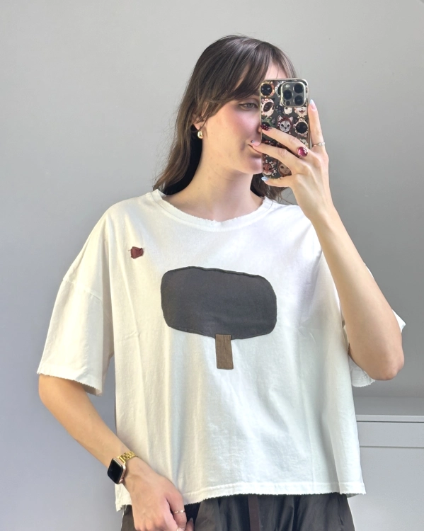 Biały bawełniany T-shirt damski z naszywaną aplikacją drzewa Damski biały T-shirt z ozdobnym drzewem wykonanym z tkaniny
