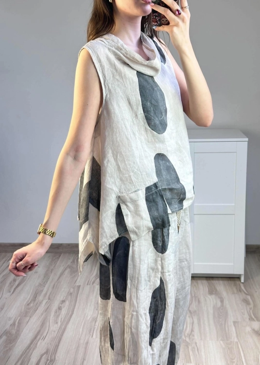 Naturalny komplet z lnu z bluzką bez rękawów i spodniami typu banan. Stylowy komplet lniany z oversize'ową bluzką i luźnymi spodniami.