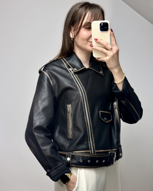 Kurtka skórzana damska czarna typu biker – elegancka stylizacja z jasnymi spodniami
