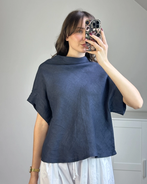 Elegancka granatowa bluzka z lnu podkreślająca talię Granatowa bluzka lniana damska na lato