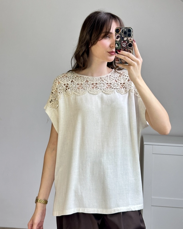 Beżowy t-shirt damski z lnu i bawełny z koronkowym dekoltem Lniano-bawełniana bluzka damska beżowa z ozdobną koronką