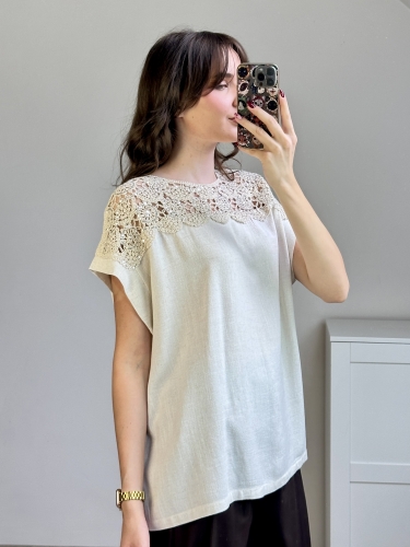 Lekki beżowy t-shirt na lato z lnu i bawełny Beżowa bluzka oversize z koronką przy ramionach