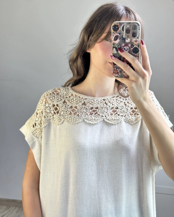 Naturalna bluzka lniana damska w kolorze beżowym Elegancki t-shirt damski z koronkowym wykończeniem dekoltu