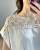 Beżowa bluzka z lnu i bawełny do letnich stylizacji Luźny t-shirt damski z koronką i naturalnej tkaniny