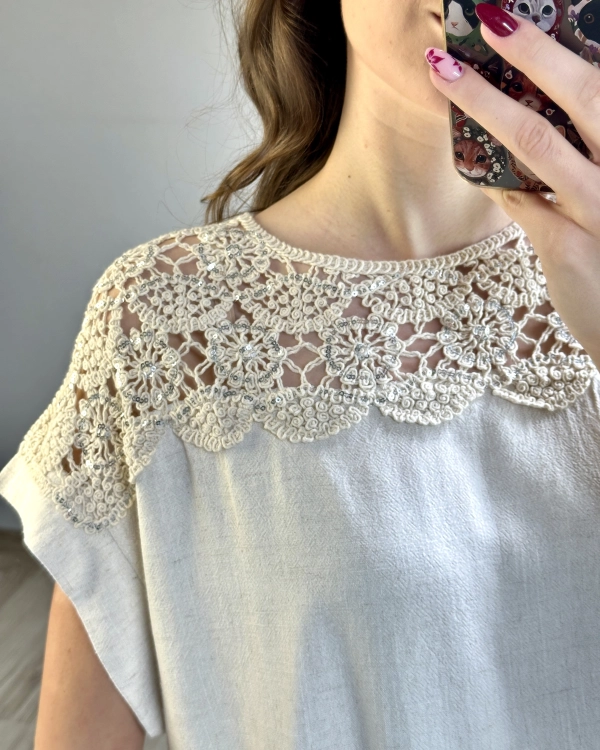 Beżowa bluzka z lnu i bawełny do letnich stylizacji Luźny t-shirt damski z koronką i naturalnej tkaniny