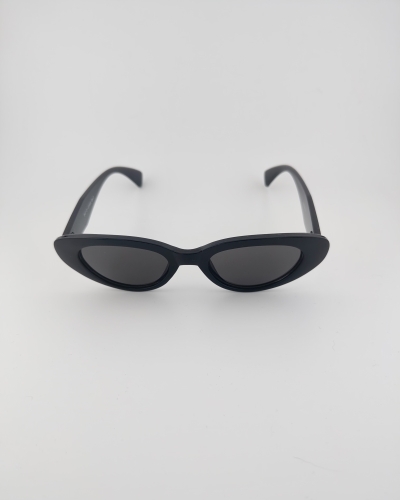 Okulary przeciwsłoneczne cat eye w czarnej plastikowej oprawie