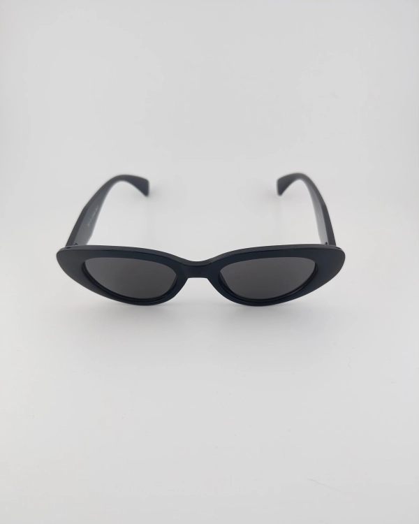 Okulary przeciwsłoneczne cat eye w czarnej plastikowej oprawie