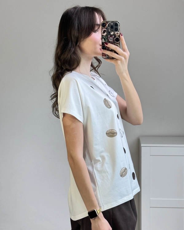Bawełniana koszulka ecru z kawowym printem T-shirt casual ecru z nadrukiem ziaren kawy