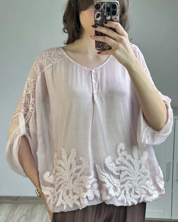 Kobieca bluzka z haftowanym wykończeniem