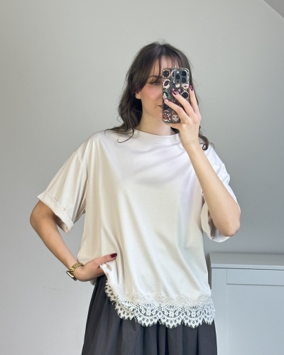 Elegancka bluzka beżowa z koronkowym dołem Bluzka oversize z ozdobną koronką