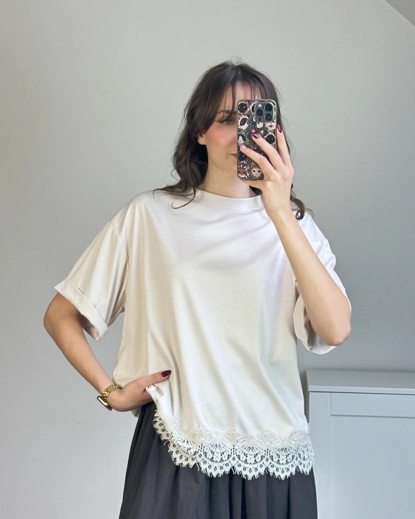 Elegancka bluzka beżowa z koronkowym dołem Bluzka oversize z ozdobną koronką