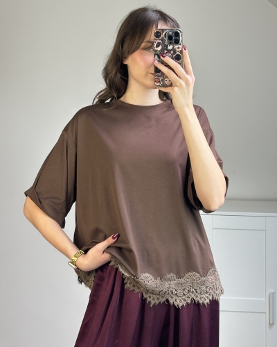 Elegancka bluzka brązowa z koronkowym dołem Bluzka oversize z ozdobną koronką